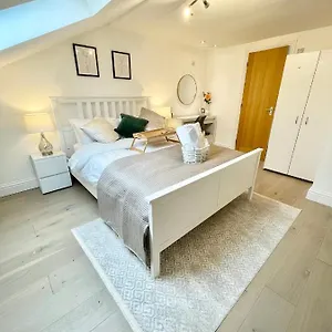 Luxury En-suite Double Bedroom Stratford E15 Guest house