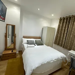 Beautiful Double With Free Wi-fi And Free Parking Guest house